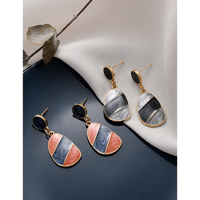 LRC Anting Tusuk Fashion Black Ash Stitching Drop Glaze Earrings D27878