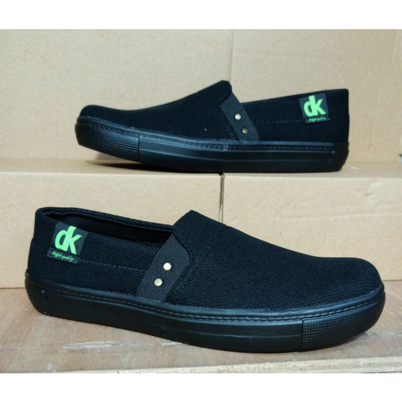 sepatu slip-on pria kasual terbaru