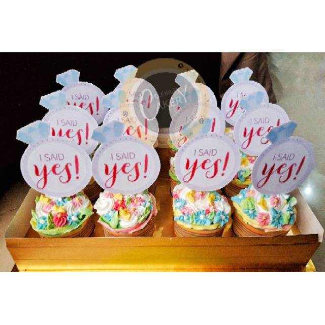 

ENGAGEMENT/WEDDING Buttercream Cupcake