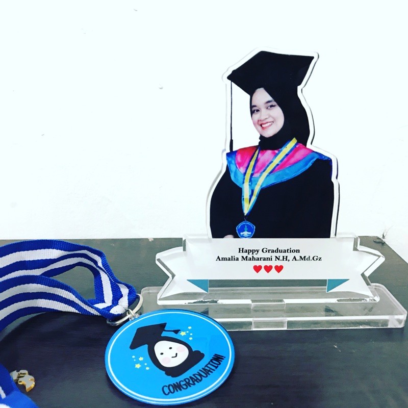 Hadiah Wisuda Paket Plakat + Medali