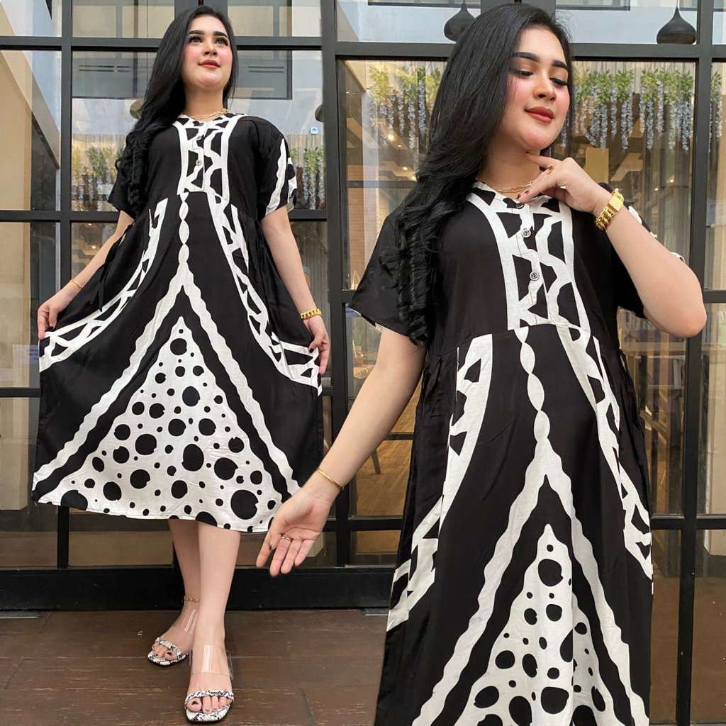 Daster Chibi Terbaru Hitam Putih ( Harga Promo Termurah ) Motif Bunga Monocrome Panjang bawah lutut Rayon Grade A ada 3 kancing depan ( busui friendly ) Lengan Pendek - Daster Bali Wanita CantikKekinian - Baju Tidur Wanita Dewasa Populer - By BATIK SULMIT