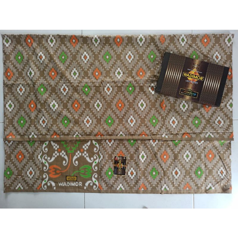 Sarung Wadimor motif kembang
