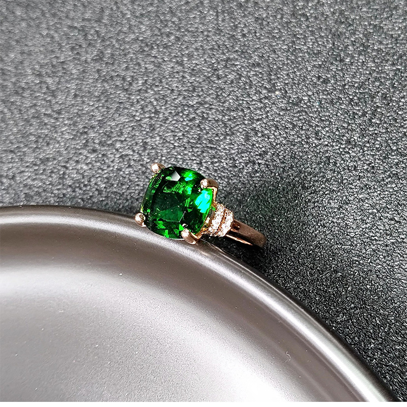 Cincin Rose Gold 18k Simple Dengan Emerald Untuk Wanita