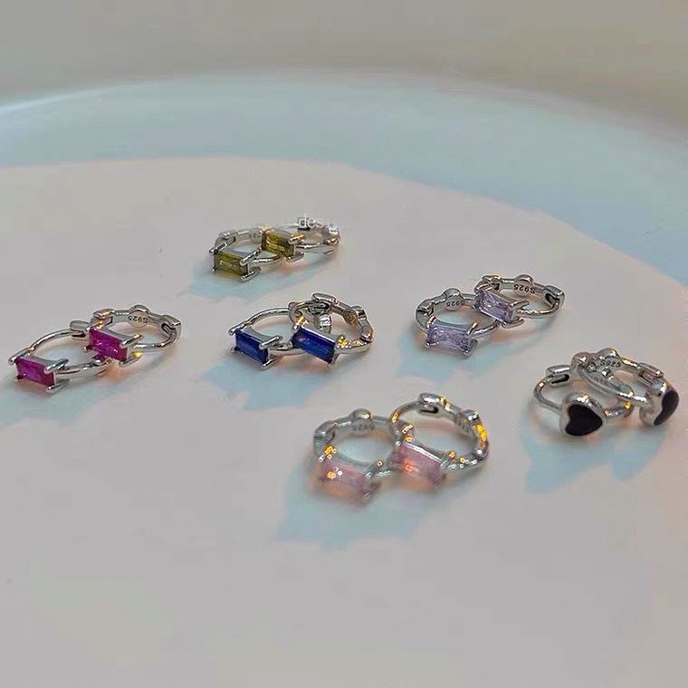 Anting Tusuk Gaya Korea Aksen Kristal Warna-Warni Untuk Wanita