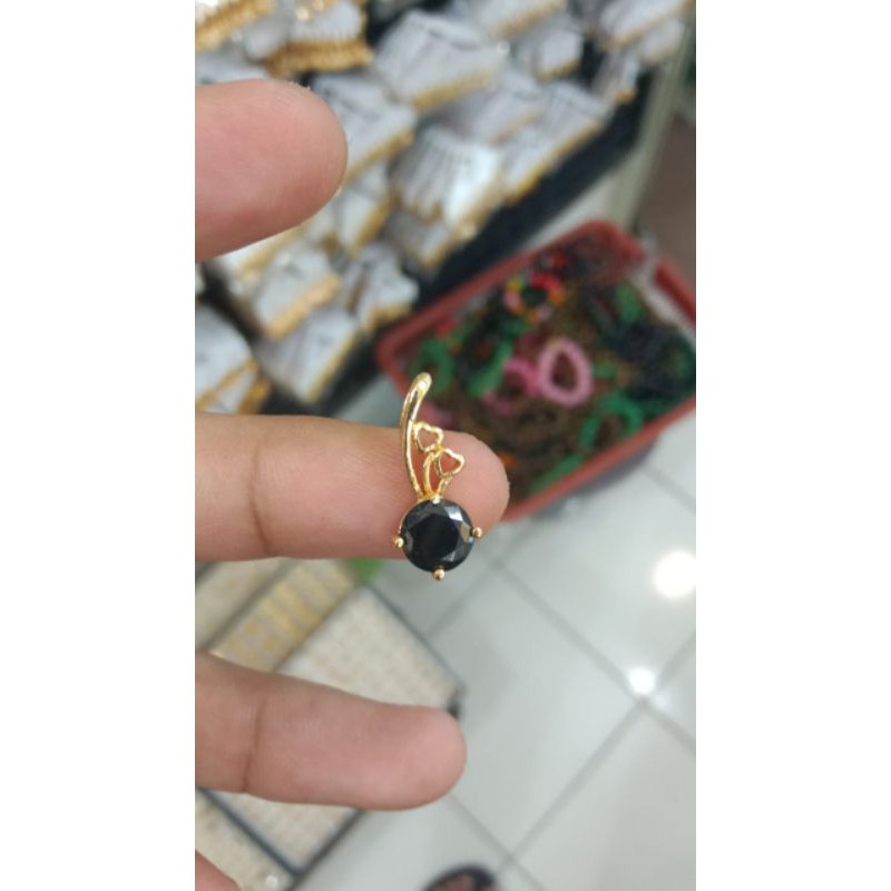 liontin batu hitam perhiasan wanita titanium gold 18k