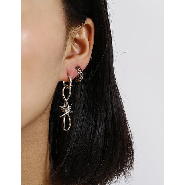 LRC Anting Tusuk Fashion White K Hand-wound Digital Cutout Geometric Earrings K02570