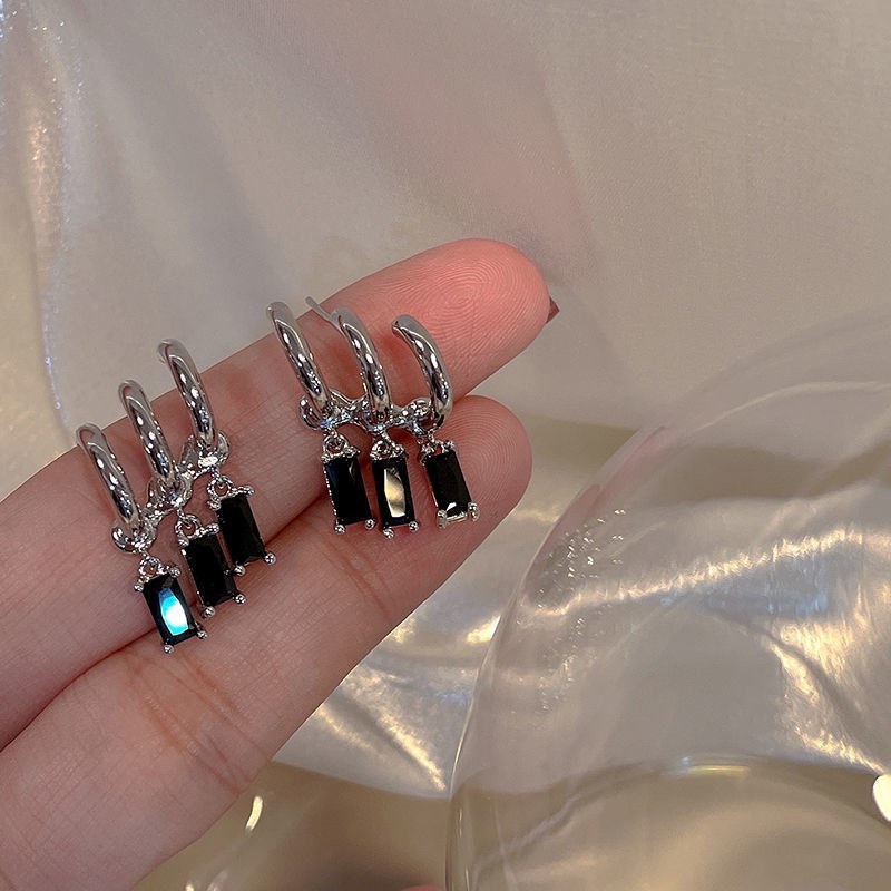 Anting Rumbai Liontin Kristal Zircon Tiga Baris Warna Hitam Gaya Klasik Elegan Untuk Wanita