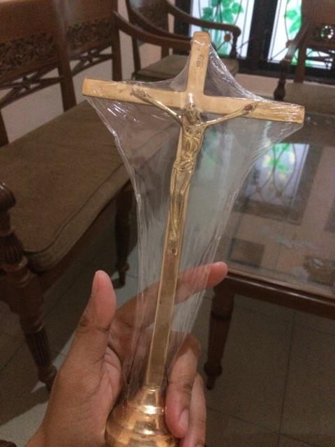 Hiasan Salib Duduk / Meja Courpus Yesus Inri Logam Kuningan 23 Cm