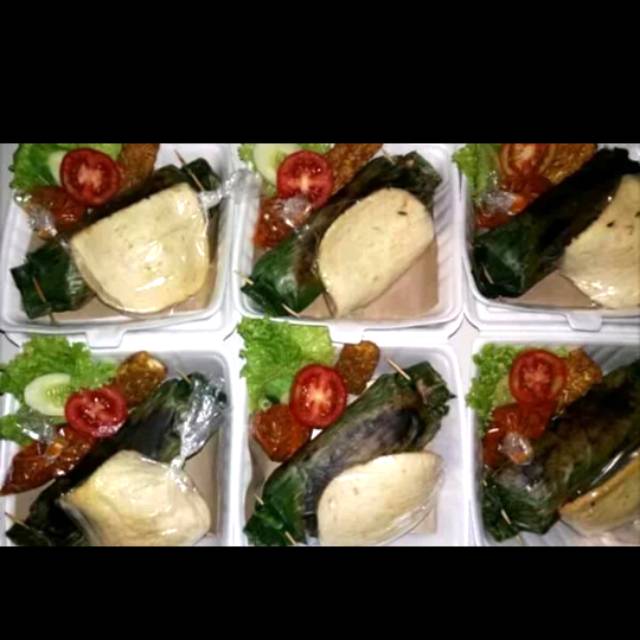 

Paket nasi bakar isi ayam kenyang