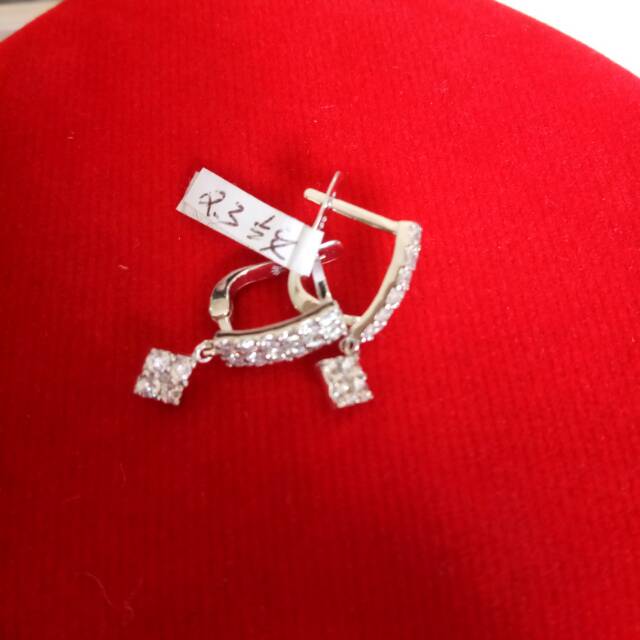 Anting jepit kadar 750 emas putih