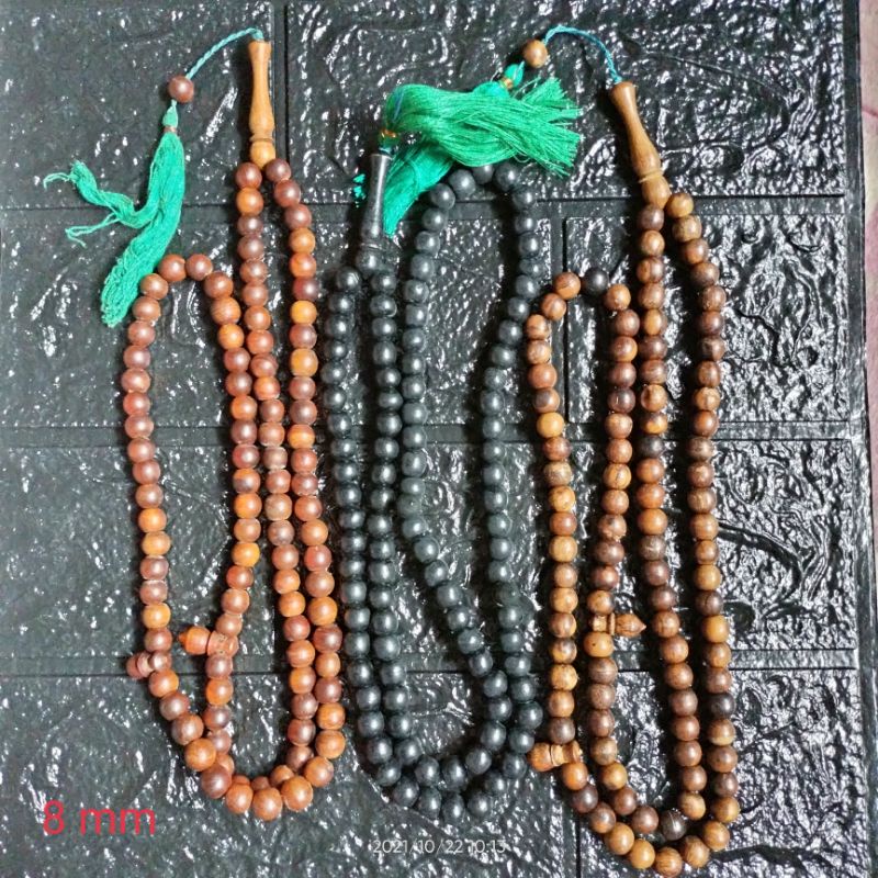 Tasbih gaharu .tasbih kayu gaharu .size 8 mm .isi 99 butir . warna hitam . asli kalimantan