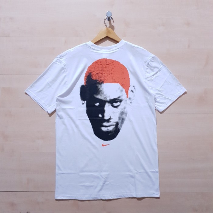 KAOS T SHIRT NIKE X DENNIS RODMAN ORANGE HAIR TEE WHITE - M