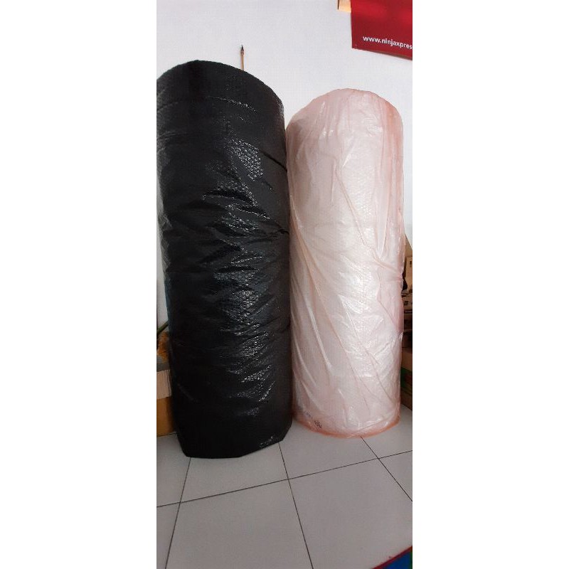 

bubble wrap hitam dan putih uk 1 meter x 1.25 meter