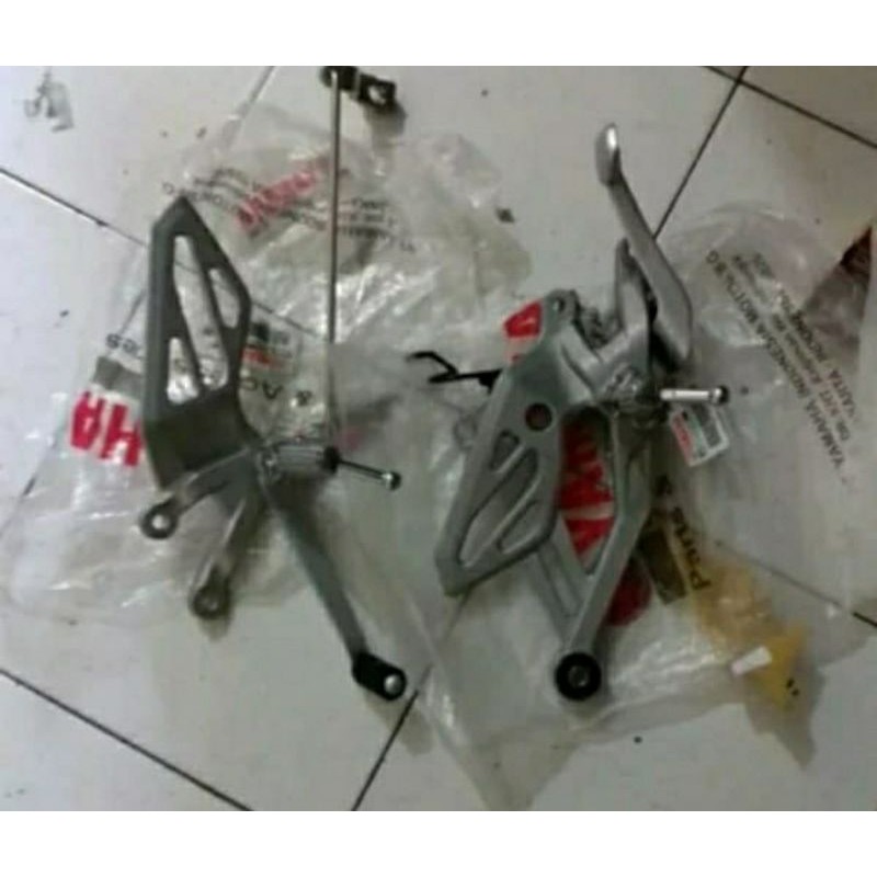 Footstep depan kanan kiri komplit yamaha R15 VVA V3 original
