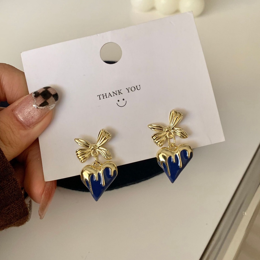 Anting Tusuk Bentuk Hati Warna Biru Bahan Metal Gaya Vintage