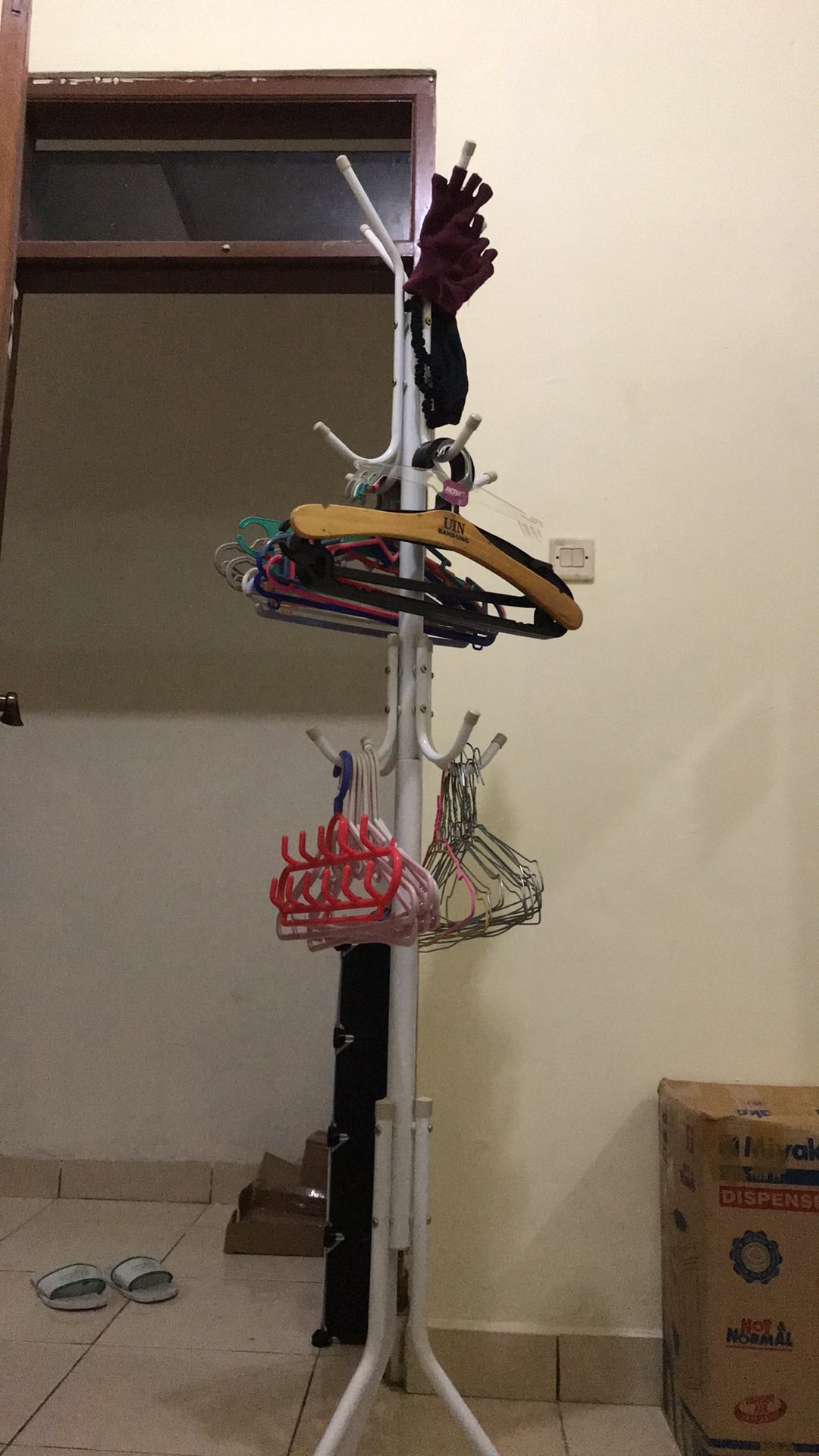 Newstyle D02 Stand Hanger Gantungan Baju Coat Gantungan Tas Dan Topi Tas Multifungsi