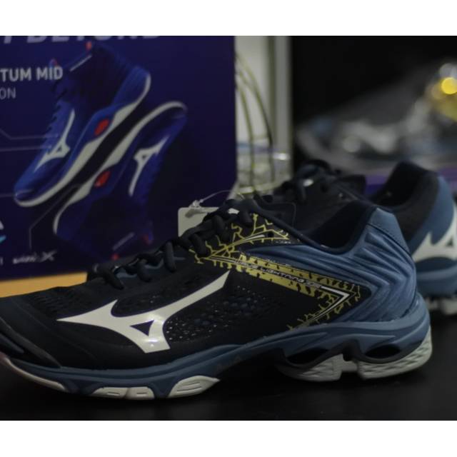 mizuno wave lightning z court shoes