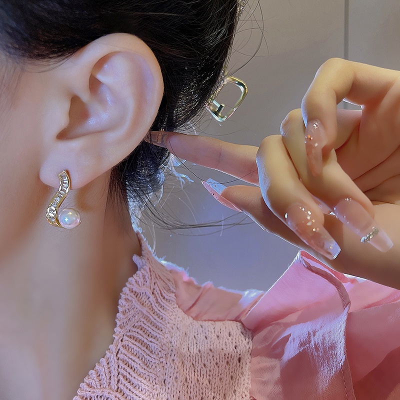 Anting Tusuk Bentuk Geometri Aksen Mutiara Bahan 925 silver Untuk Wanita