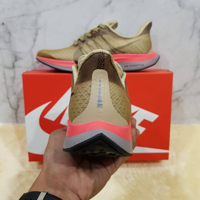 WANITALARISEPATU- SEPATU NIKE ZOOM PEGASUS 35 TURBO CREAM PINK -SEPATU-LARI-WANITA.