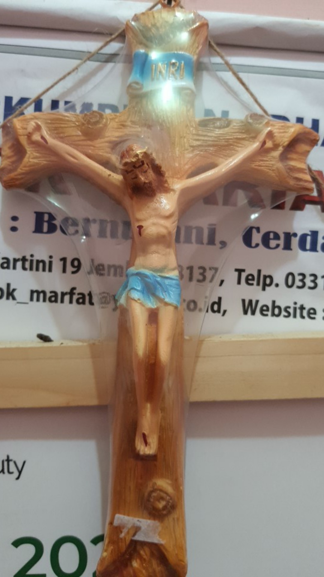 Salib Dinding Gantung Motif Kayu Dengan Corpus Yesus 23cm