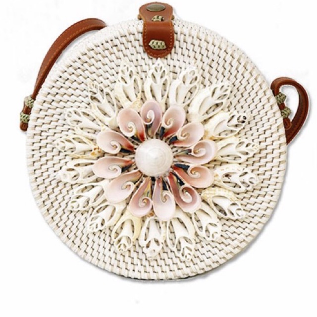 Tas Selempang Bulat Full Rotan Dengan Hiasan Kerang Laut Diameter 20cm