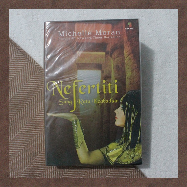 NOVEL PRELOVED BOOKS: Nefertiti by Michelle Moran