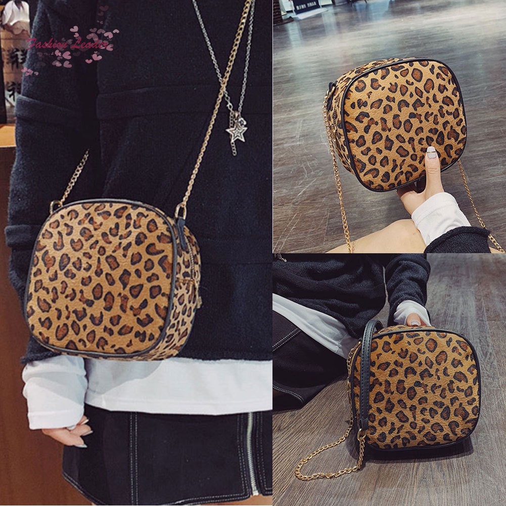 Tas Selempang dengan Tali Rantai Motif Macan Model Simpel 