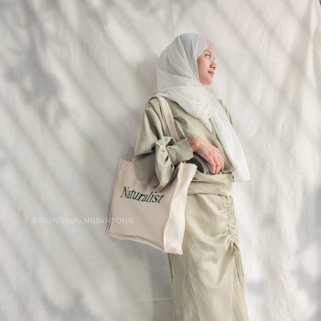 Tote Bag Canvas dengan Desain Square 'Green Naturalist': Gaya yang Menyatu dengan Alam untuk Aktivitas Anda!