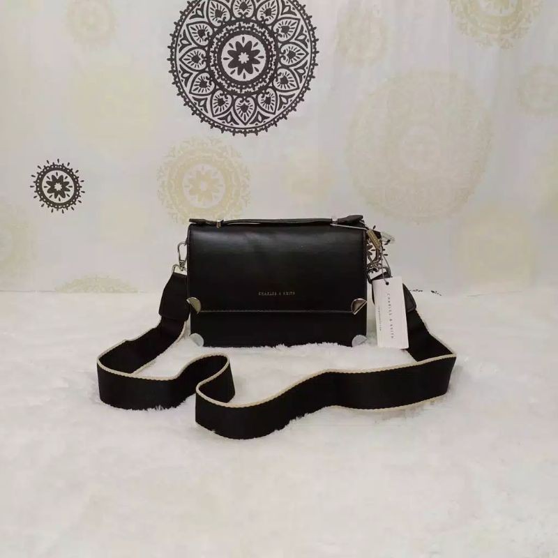 Tas Selempang Charles And Keith Terbaru