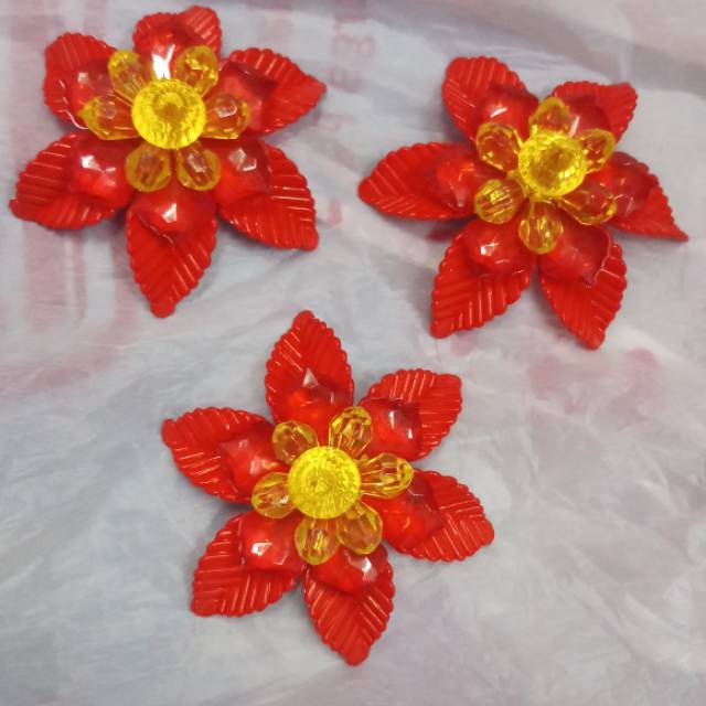 Bros dari bahan manik manik akrilik