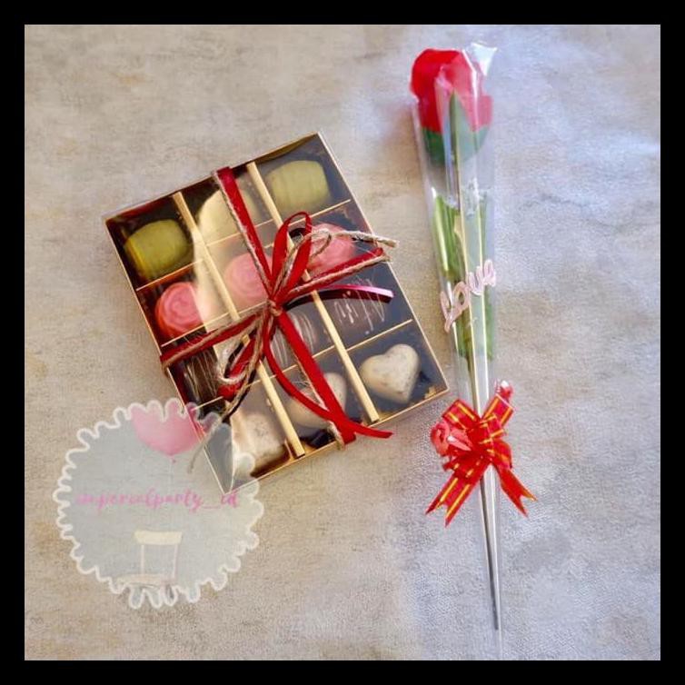 

PAKET COKLAT VALENTINE LOVE HATI ISI 12 DAN BUNGA BERKUALITAS