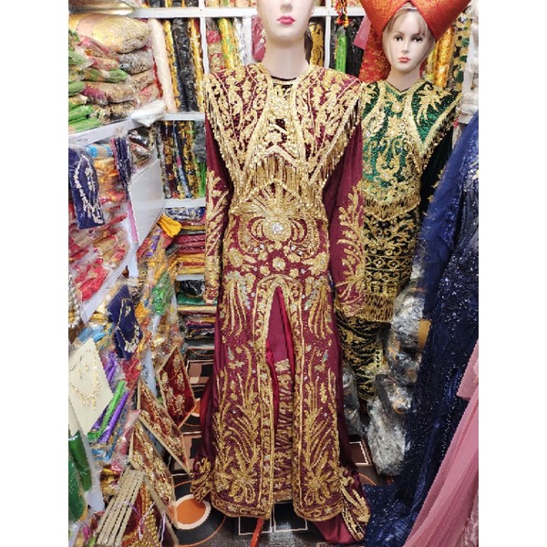 baju penganten Minang model kebaya berekor langsung.