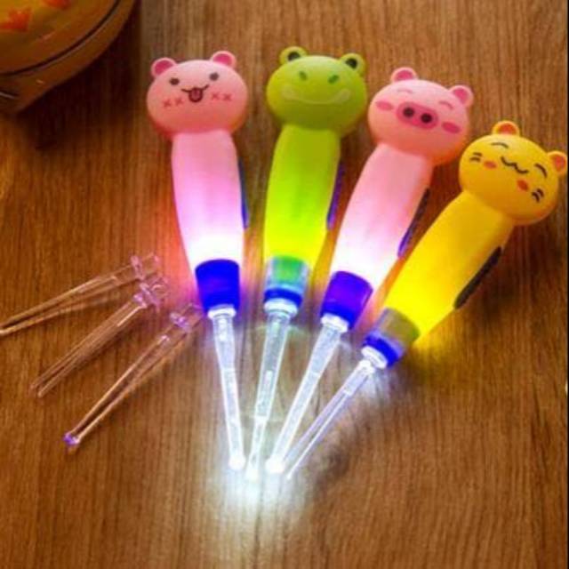 Korek kuping karakter