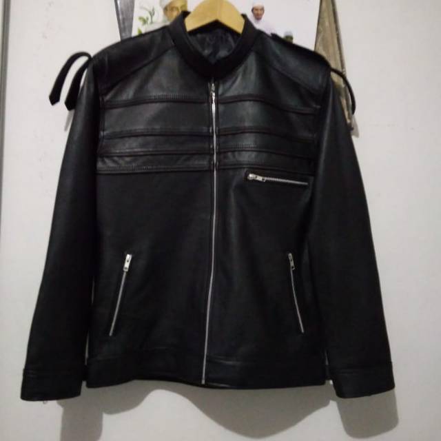 Jaket kulit anak muda