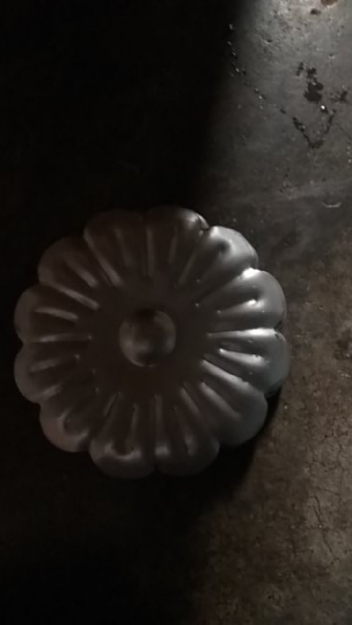 Bunga Matahari Besar Ornamen Tralis Besi Tempa