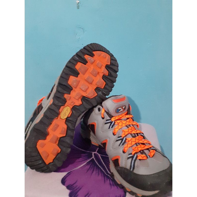 Sepatu gunung second DISCOVERY