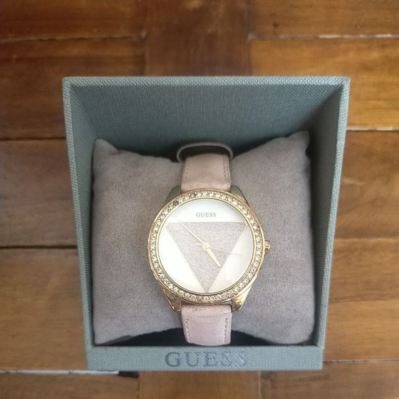 Jam Guess wanita bekas