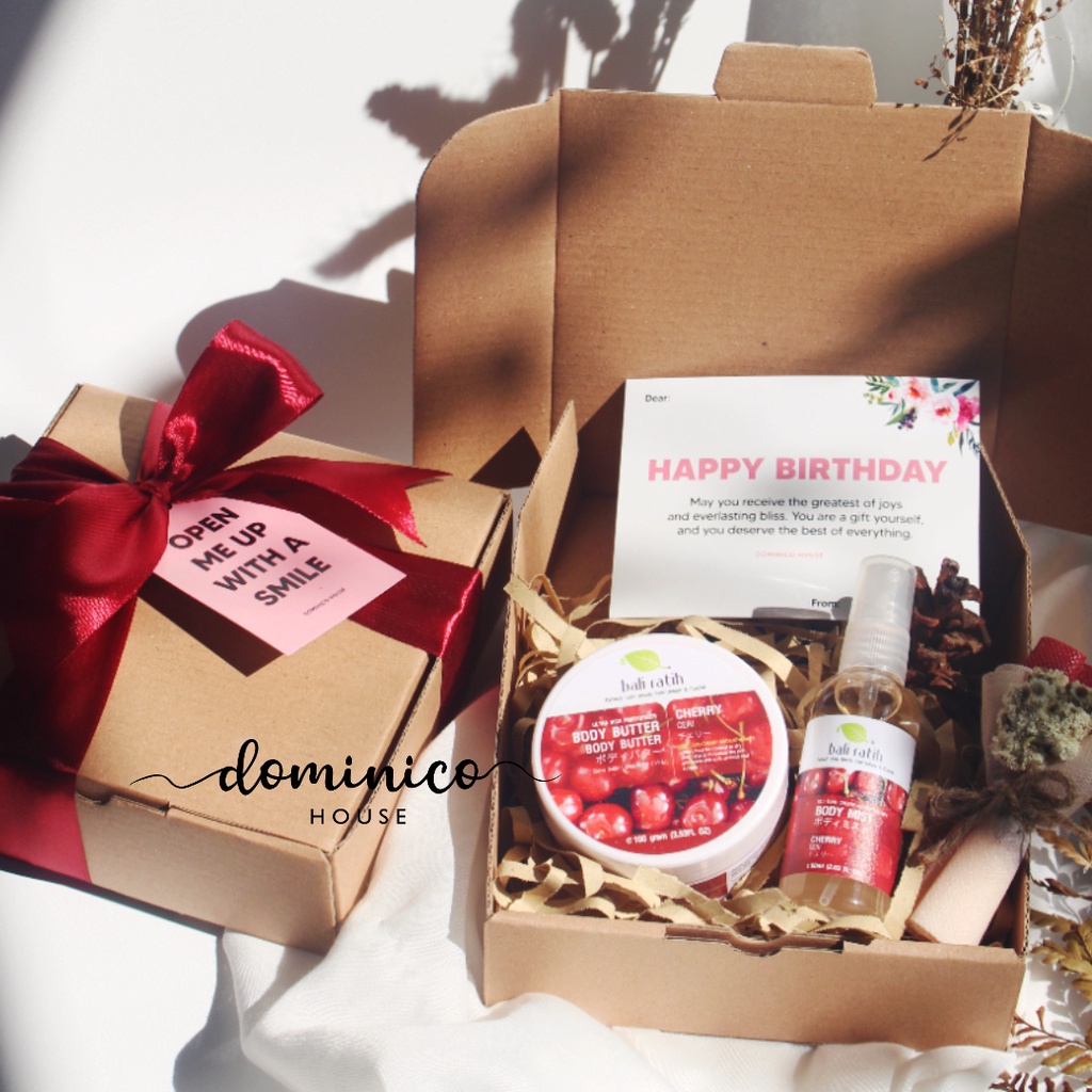 

Kado Ulang Tahun Hadiah Wisuda Souvenir Pernikahan Gift Box Self Care Body Mist Bali Ratih