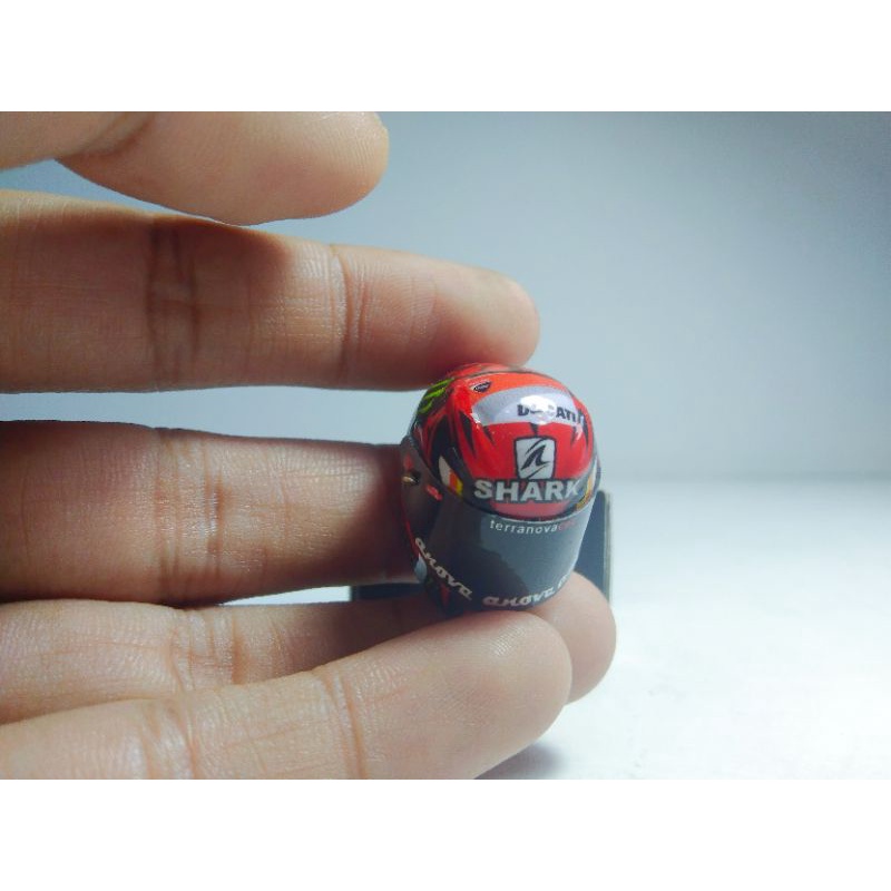 miniatur helm SHARK Jorge Lorenzo Ducati skala 1:12