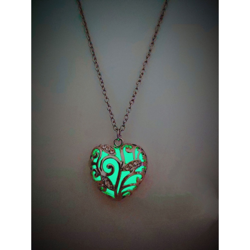 Kalung Rantai Liontin Hati Hollow Hias Berlian Imitasi Luminous Untuk Wanita / Hadiah Natal