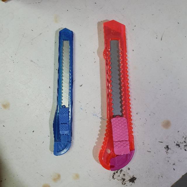 PISAU CUTTER PLASTIK BESAR/ KECIL