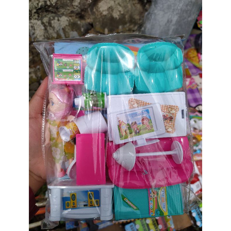 mainan boneka Barbie lengkap dengan peralatan rumah