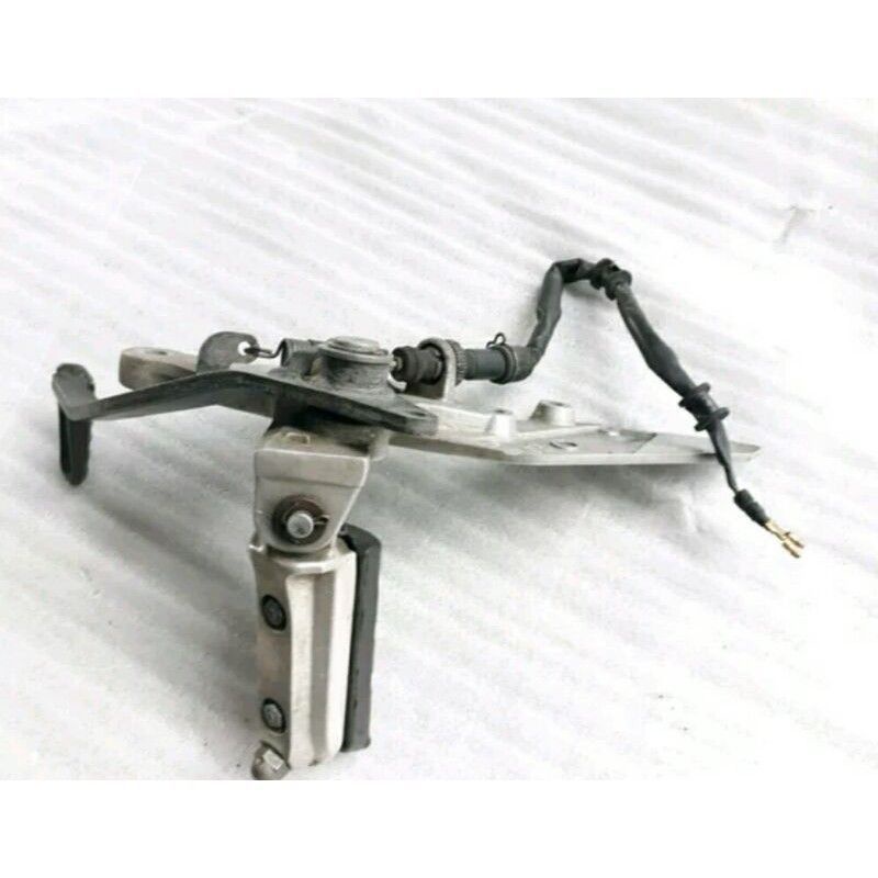 Foot Step Pijakan Kaki Depan Kanan Honda CBR 150 R Lokal Original AHM K45A
- Kondisi Bekas Copotan m