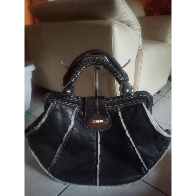 Tas preloved Guess Hitam