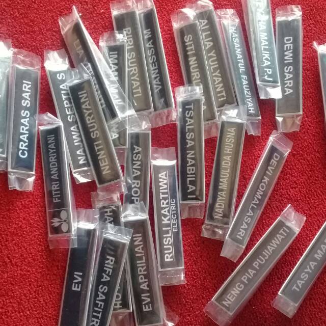 

Name tag akrilik peniti