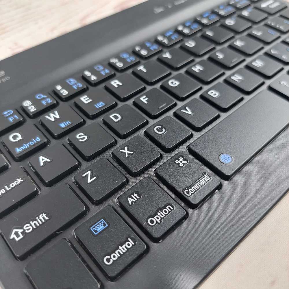 Wireless Bluetooth Keyboard Rechargeable / Wireless Bluetooth Keyboard Rechargeable Murah Berkualitas / Keyboard Wireless Bluetooth Modern Warna Hitam Bentuk Minimalis Dengan Design Yang Slim Dan Tipis / Keyboard Bluetooth Batrai