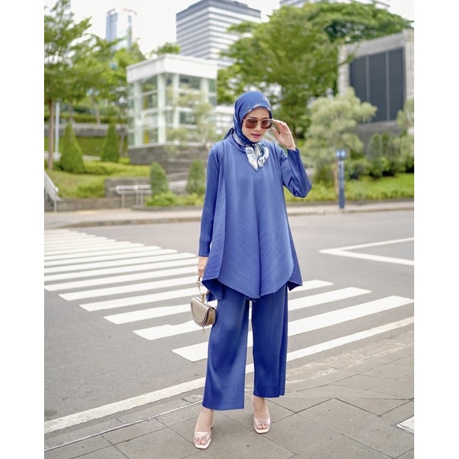 Preloved Lizzie Set “Blue Steel” by ISH