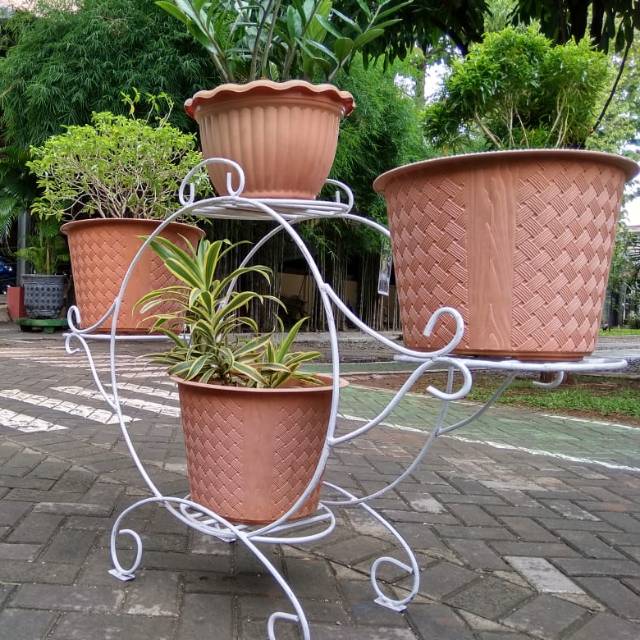 Tempat bunga dari besi