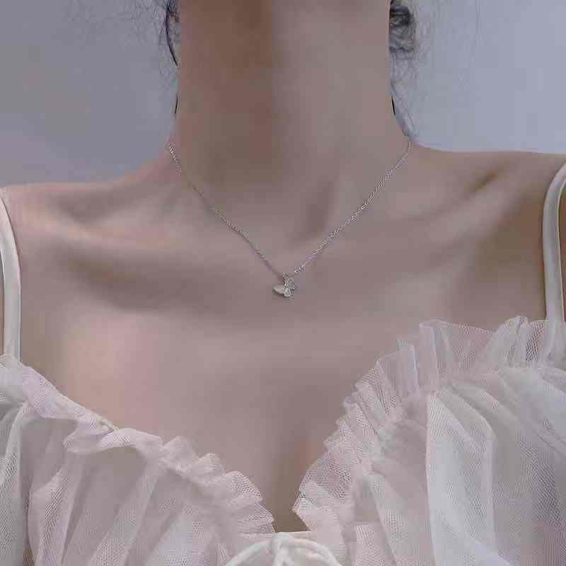 Kalung Rantai Liontin Kupu-Kupu Hias Kristal Imitasi Berkilau Elegan untuk Wanita / Hadiah