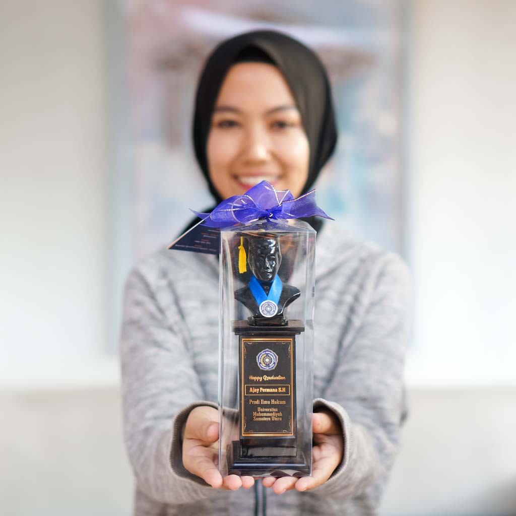 Bakulanku1717 Plakat Patung Wisuda Vandel Cowok Kado Wisuda